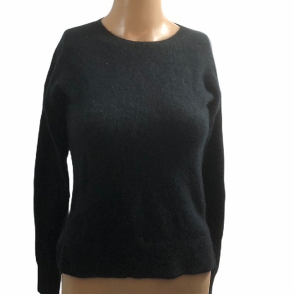 Black cashmere sweater by Aqua